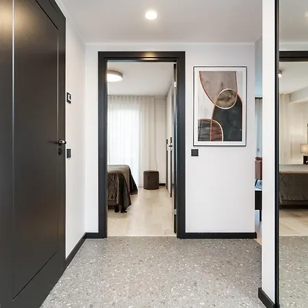 Apartment Dream - Modern Design With Balcony & Free Parking *