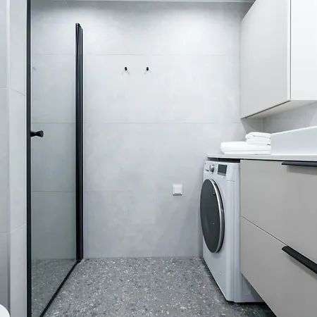 Dream - Modern Design With Balcony & Free Parking Apartment