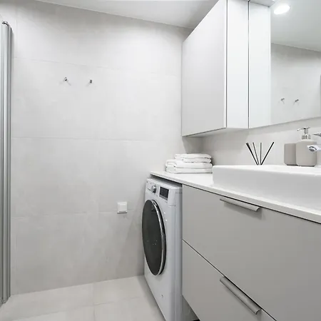 Апартаменти Dream - Modern Design With Balcony & Free Parking