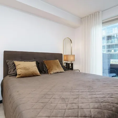 Dream - Modern Design With Balcony & Free Parking *